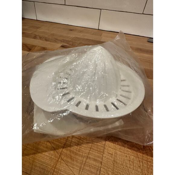 PAMPERED CHEF New Sealed Manual Citrus Juicer Reamer #2305 - Picture 1 of 4